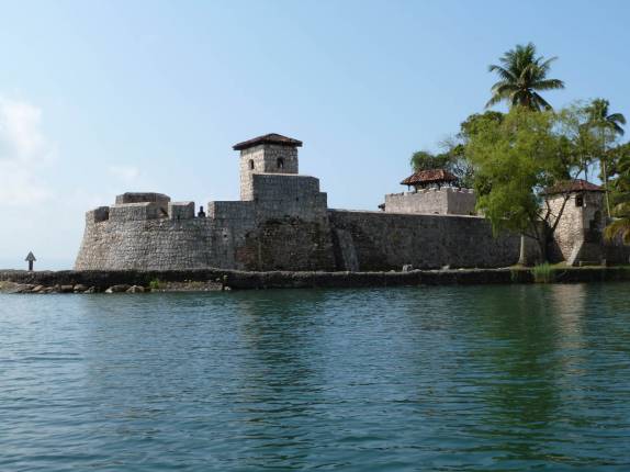 O Castillo de San Felipe, uma antiga fortaleza espanhola no lago Izabal, em Rio Dulce, na Guatemala